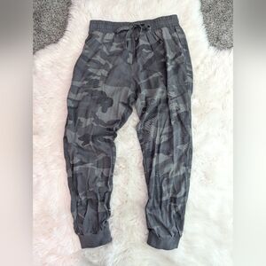 Splendid Camo Jogger Style Lightweight Casual Pants